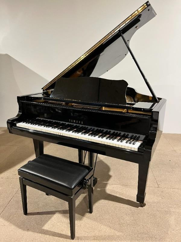 1/4 queue YAMAHA C3 noir laqué