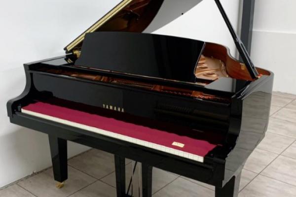 Piano 1/4 queue YAMAHA  C2X