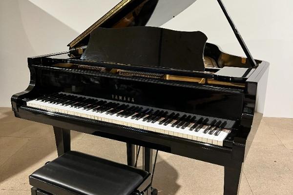 1/4 queue YAMAHA C3 noir laqué