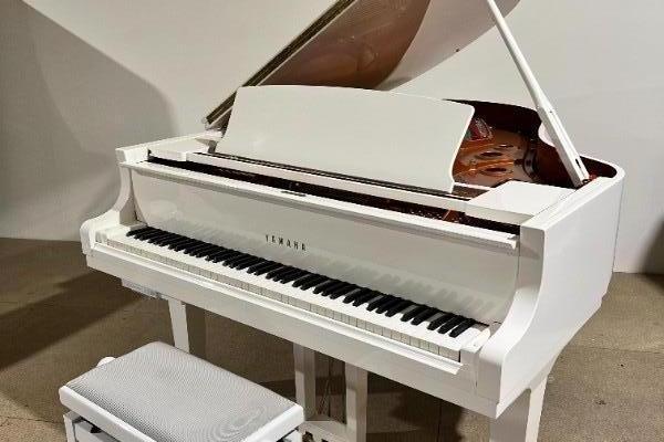 Piano 1/4 queue YAMAHA C3X Blanc